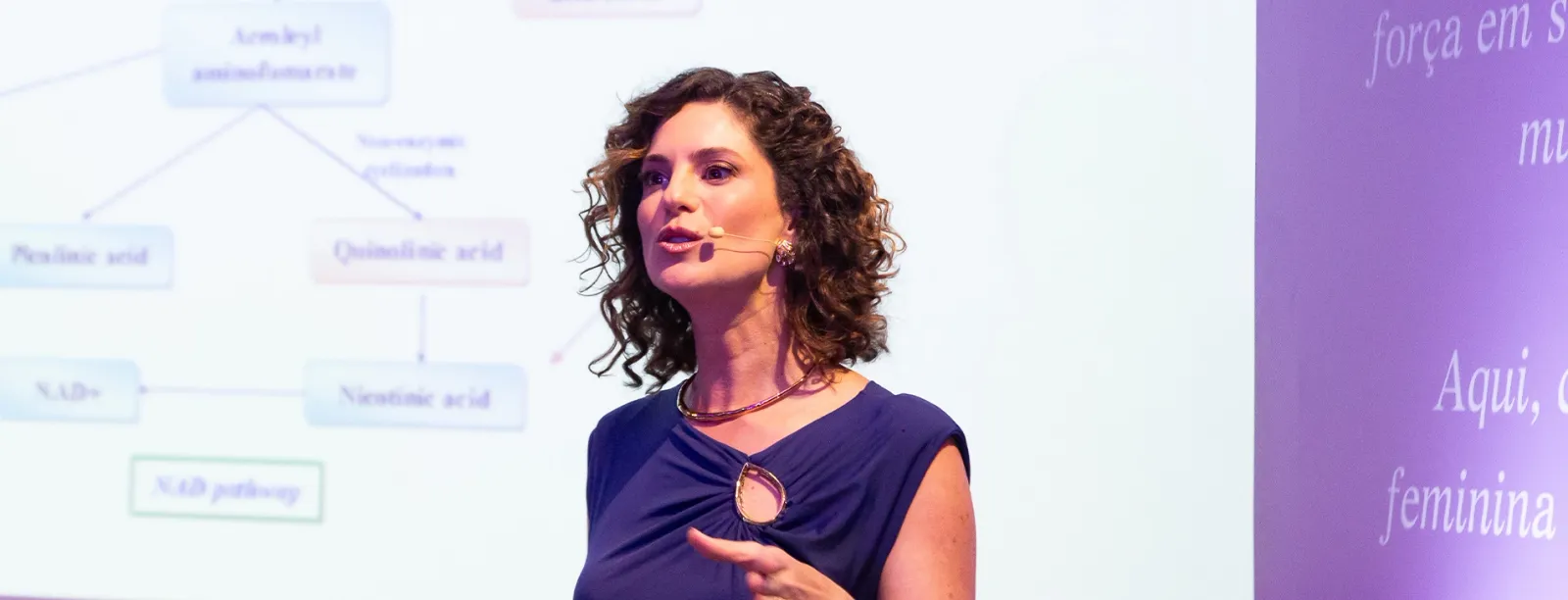 Camila Mercali palestrando no palco da Conferência